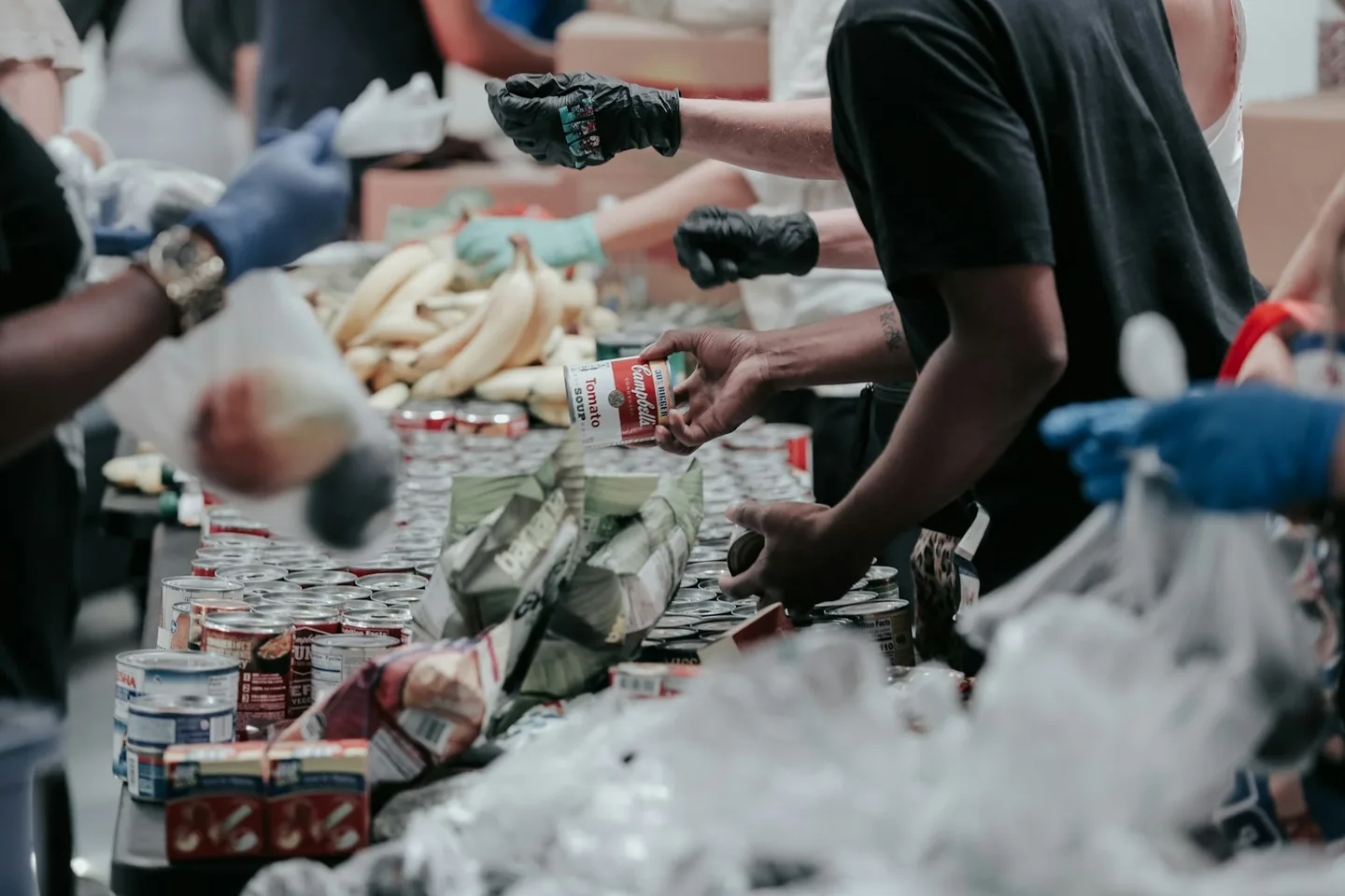 Voluntários separando alimentos durante uma ação comunitária
